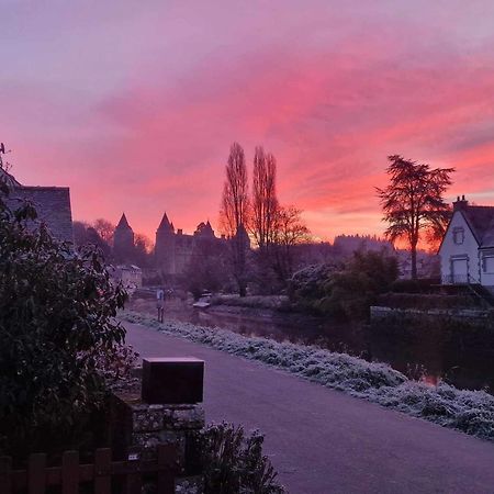Gite Maisonnette- Et A Cote Coule Une Riviere Josselin Exteriör bild