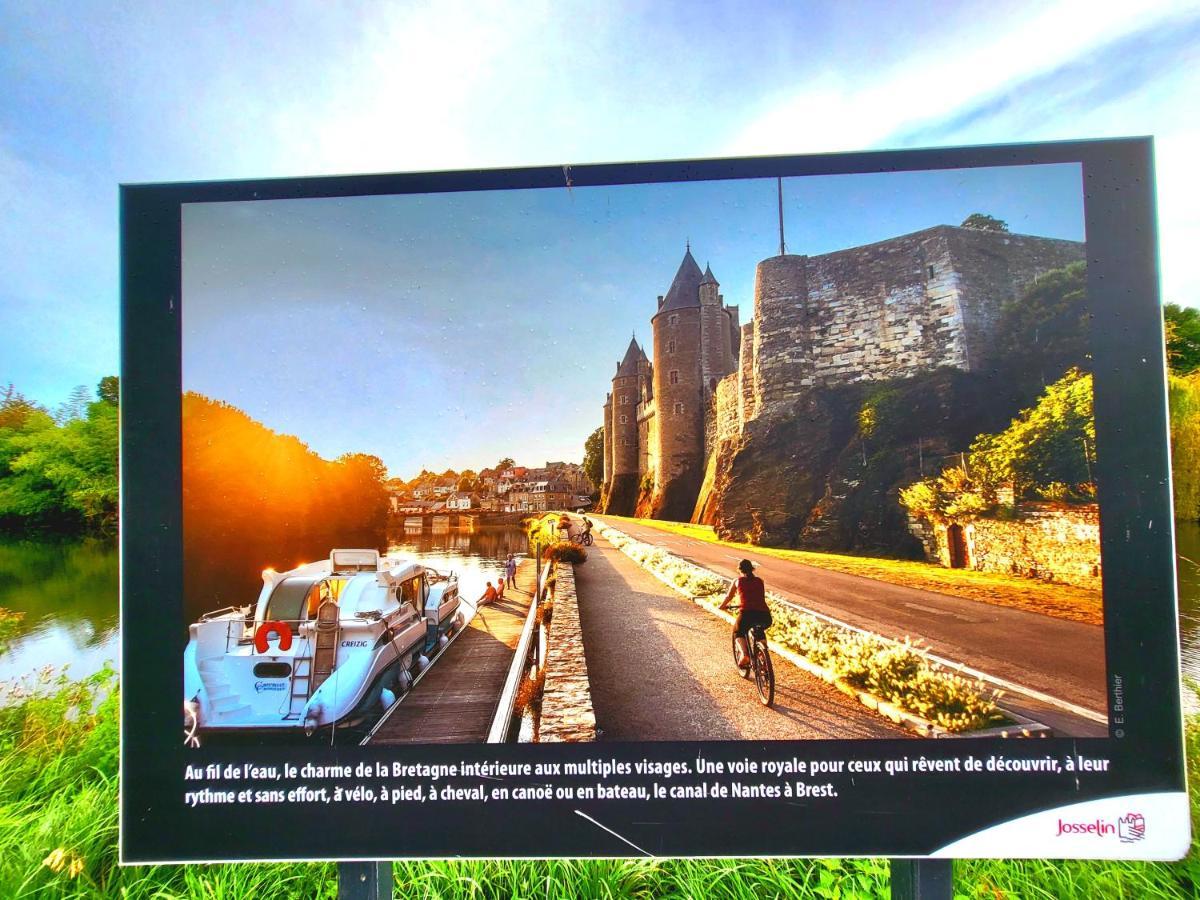 Gite Maisonnette- Et A Cote Coule Une Riviere Josselin Exteriör bild