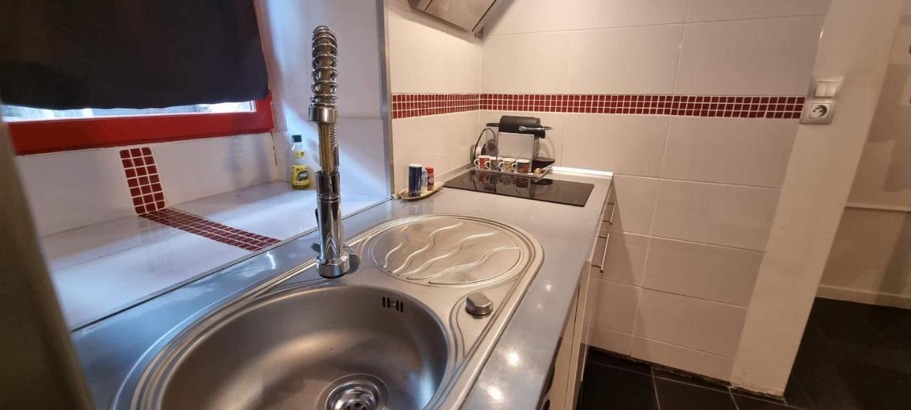 Gite Maisonnette- Et A Cote Coule Une Riviere Josselin Exteriör bild