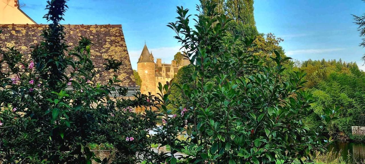Gite Maisonnette- Et A Cote Coule Une Riviere Josselin Exteriör bild