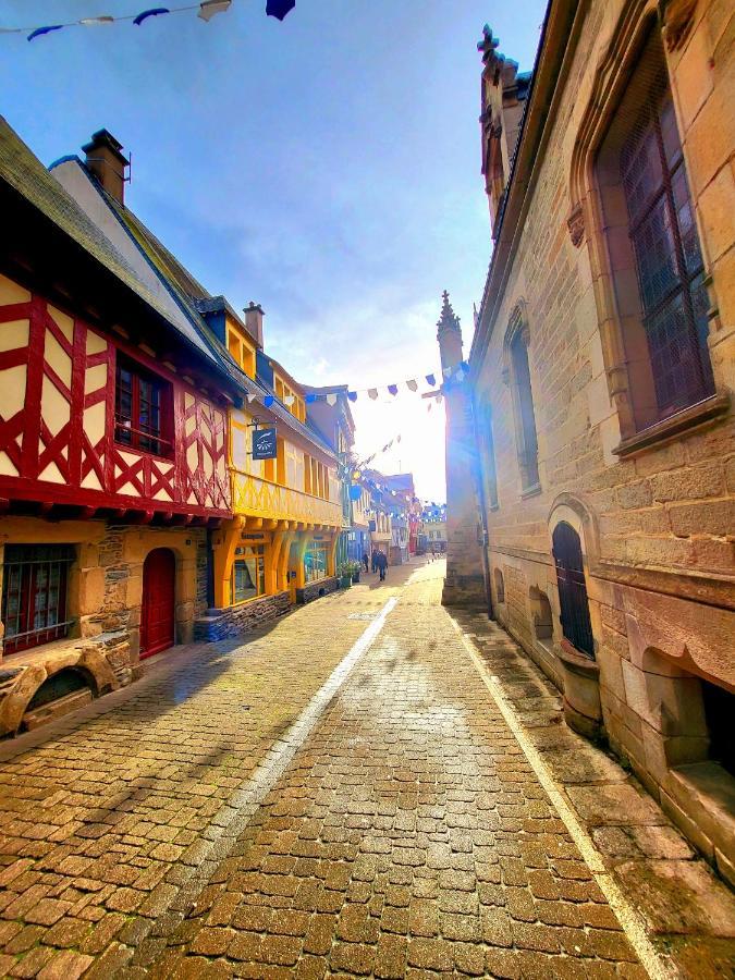 Gite Maisonnette- Et A Cote Coule Une Riviere Josselin Exteriör bild
