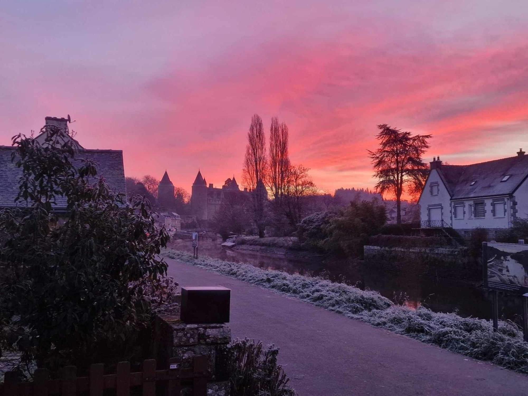 Gite Maisonnette- Et A Cote Coule Une Riviere Josselin Exteriör bild